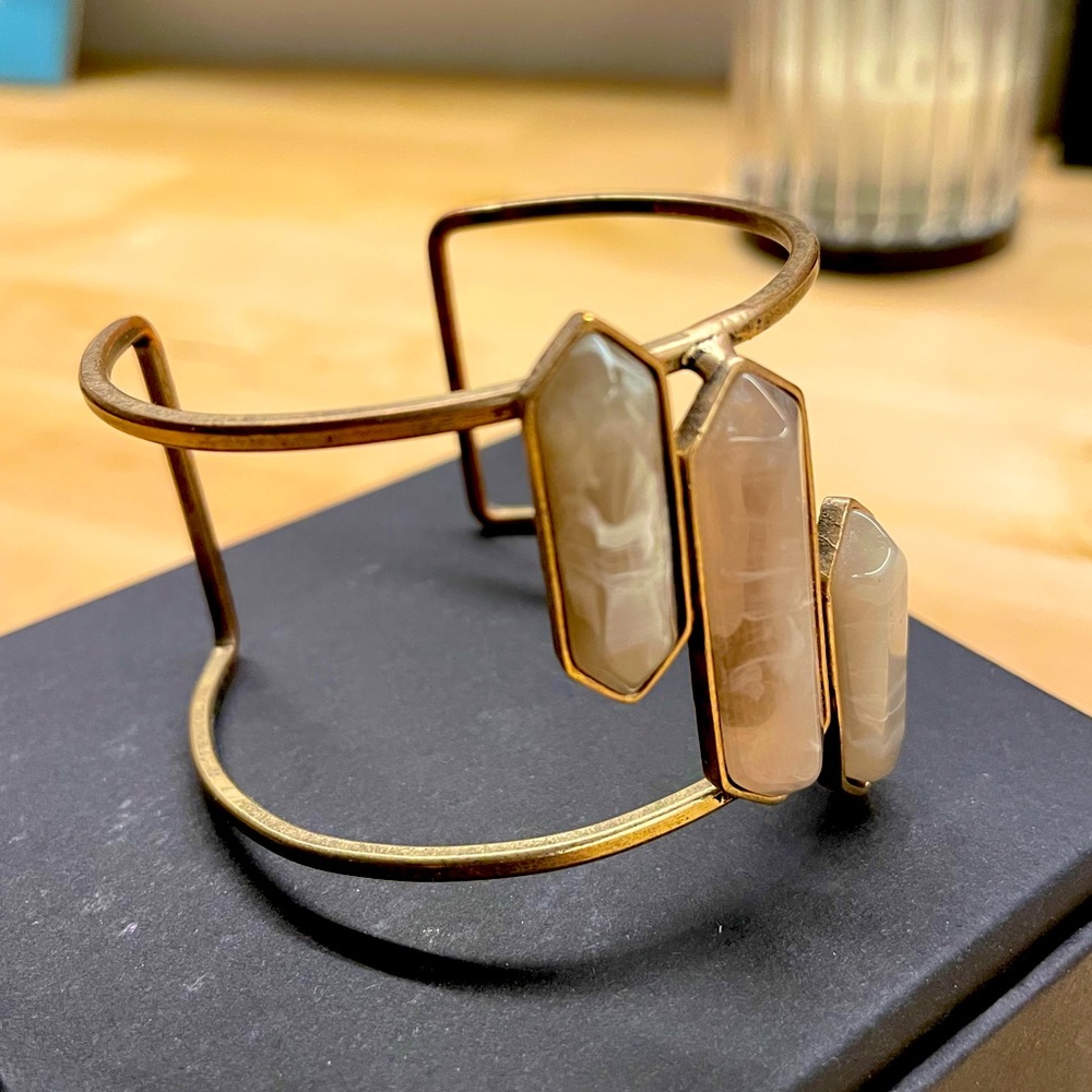 Cuff bracelet in rose gold metal with quartz
